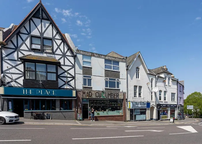 Stunning 2 Bedroom Flat In Town